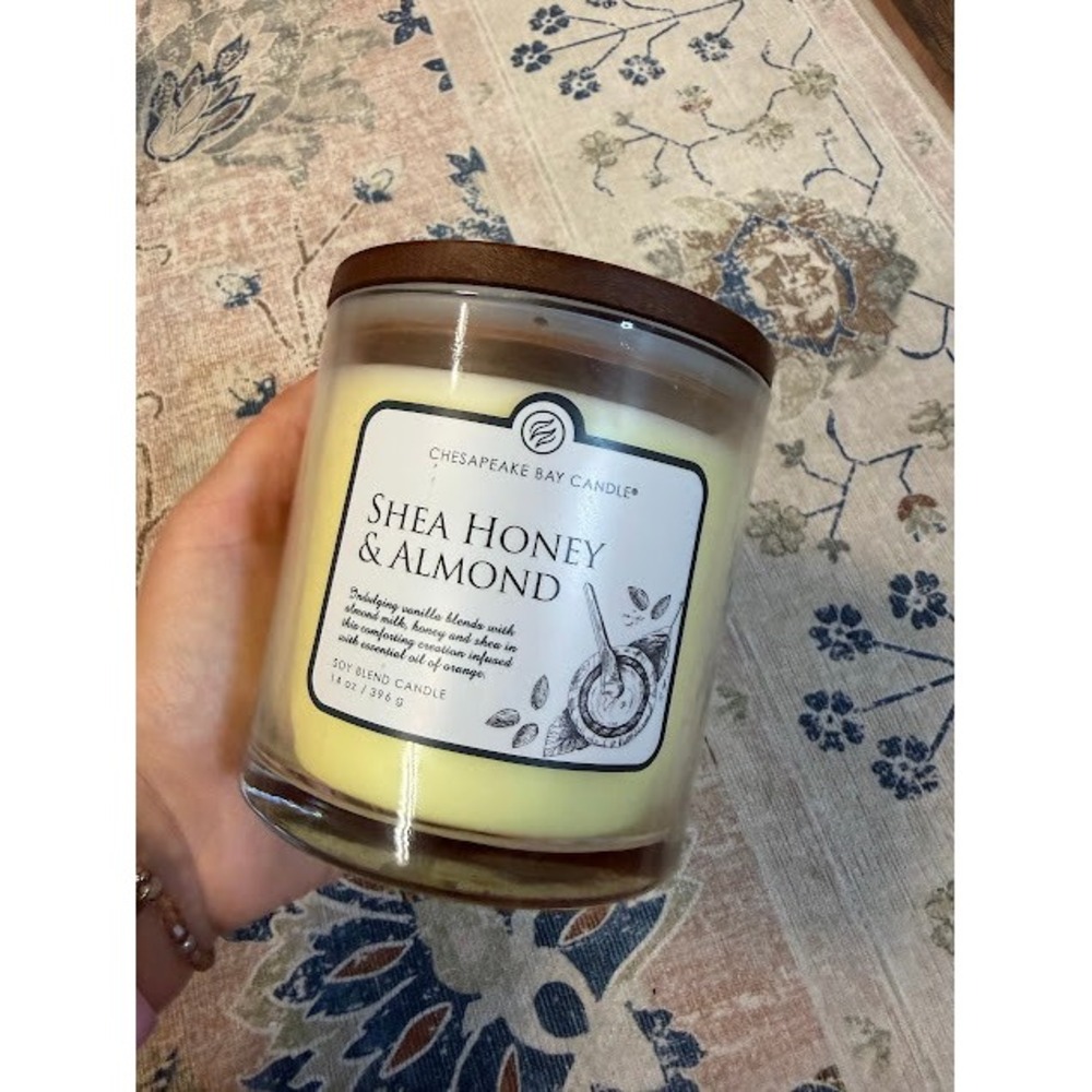 Aesthetic Cozy Chesapeake Bay Candle Shea Honey & Almond 14oz Cream 3-Wick Soy